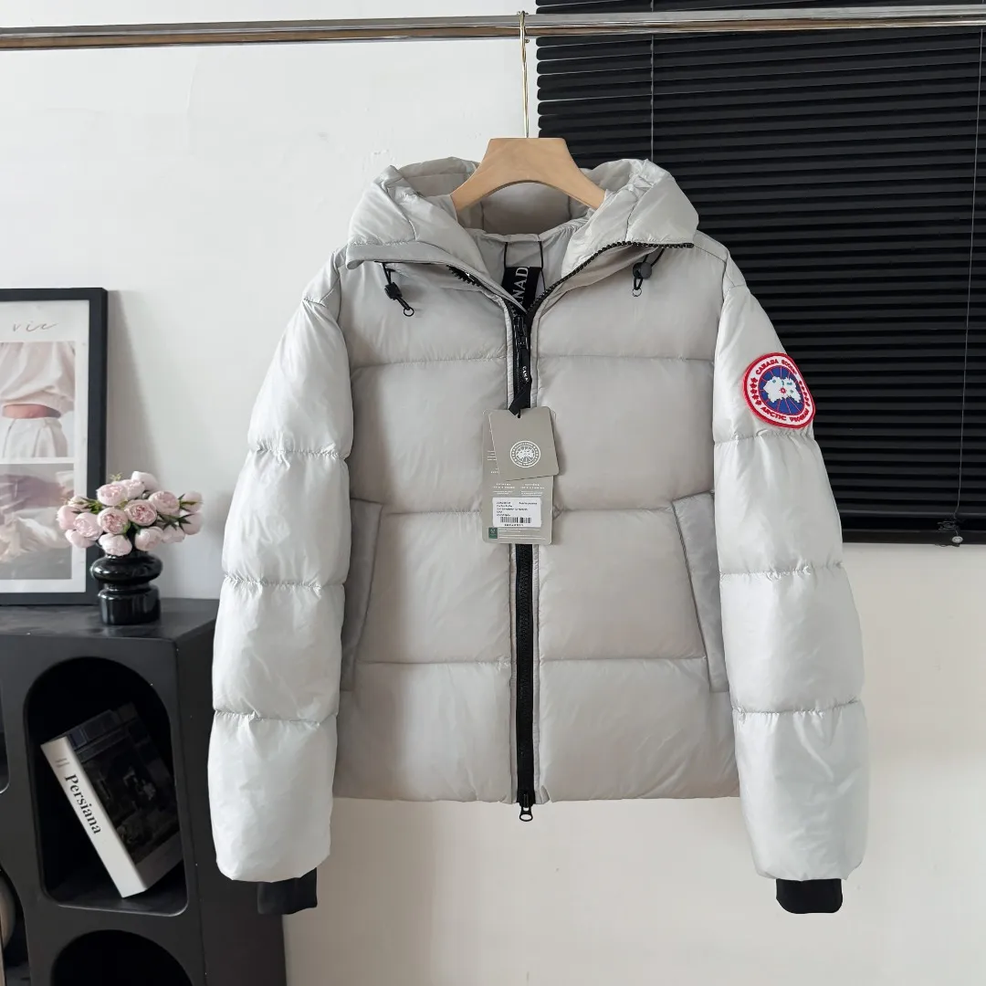 Style No.: Y 111 𝘾𝘼𝙉𝘼𝘿𝘼 𝙂𝙊𝙊𝙎𝙀/Big Goose 2252 Style 2023 Limited New Arrival Crofton Puff Down Jacket Pure Guangzhou Inspection 80 White Duck Down Filling‼ Top version, ceiling level‼ Crofton soft bread, the latest New Arrival style in 2023, has a cold protection effect of up to level 4. It uses recycled Feather-Light tear-resistant fabric, which is super Lightweight and has no weight-bearing feeling on the upper body! The unique black label highlights your temperament‼ Canada Goose, a Canadian brand, has always been recognized as the warmest down jacket. Various Instagram celebrities, Internet celebrities, and celebrities often wear it for street photos. I do Canada Goose every year, but I still can’t get rid of my love for geese. No matter how cold the winter is, there is no need to be afraid, because there are geese! Filled with 80% white duck down, Canada Goose is the legendary warmest down jacket and is known as a must-have for Arctic outdoor sports! The most popular down jacket in the world, celebrities are rushing to buy it, it is a must-have! Same Style Sizes for Men and Women: XS~XXL Color: Black Black Label Black Red Label Gray Black Label Gray Red Label Navy Blue Red